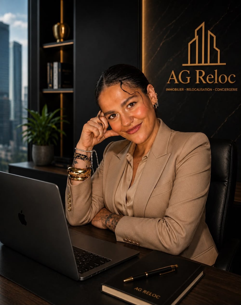 Ana Gaudencio, fondatrice d'AG Reloc, à son bureau